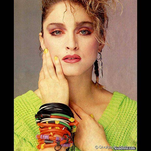 Sombras coloridas eram uma constante no visual de Madonna nos anos 1980. Entre as apostas da cantora estavam os tons de laranja, roxo e verde para os olhos